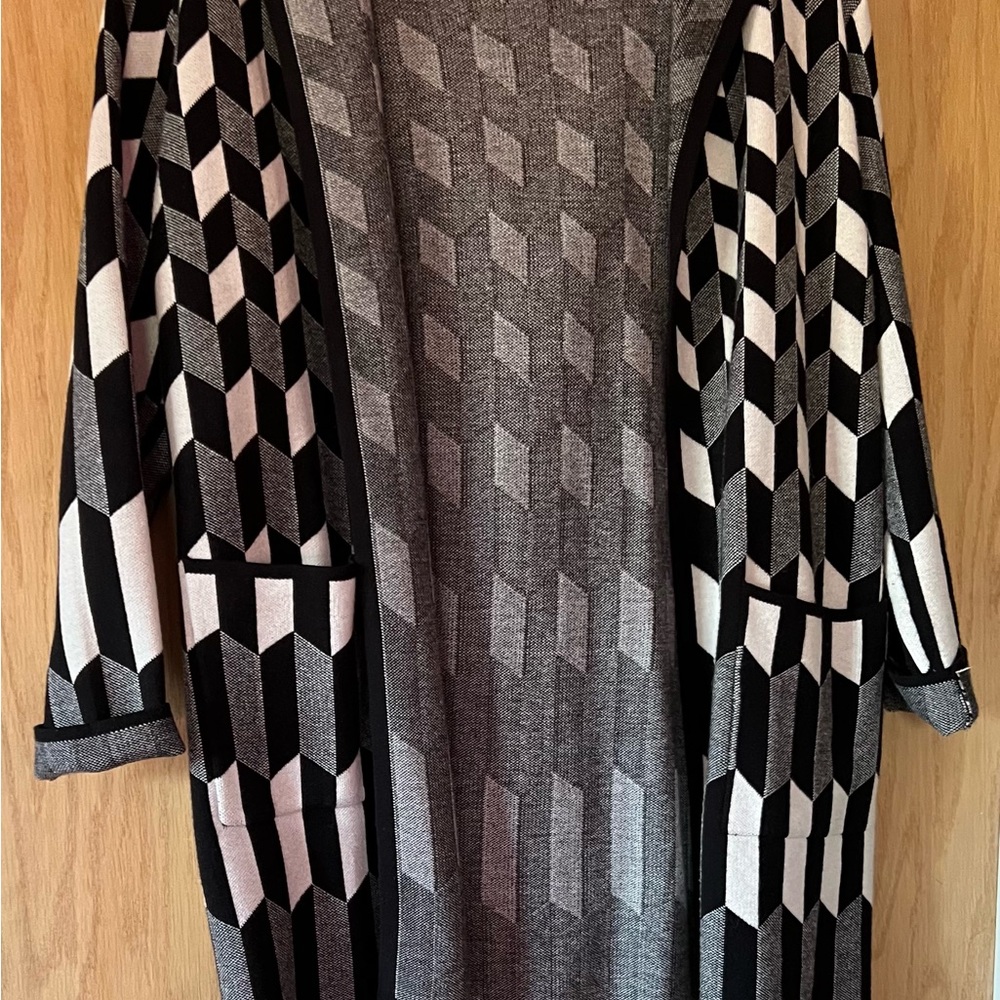 Metric Knits Women's cardigan long-sleeved sweater. Size L.